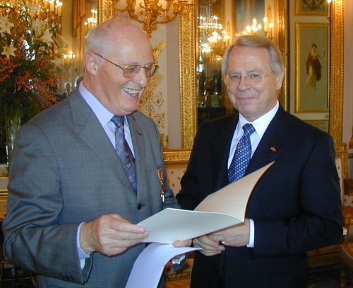 Der deutsche Botschafter in Frankreich zeichnet Herrn Bürgermeister Jean-Pierre Blanquet mit dem Verdienstorden der Bundesrepublik Deutschland aus